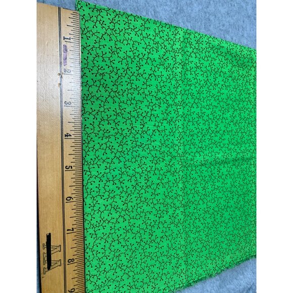 Green Cotton Fabric Black Vine-Like Pattern 18"x22" Fat Quarter Quilting Craftin - Picture 3 of 9